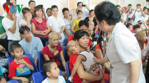 Dirigentes vietnamitas alientan a pacientes pequeños de cáncer